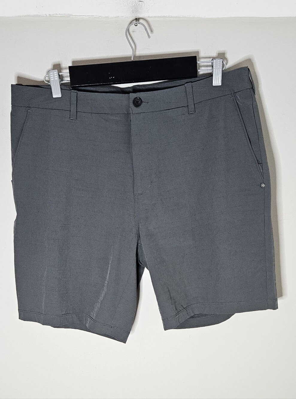 Vuori Aim Short 8" Gray Stripe Classic Fit Men's 36